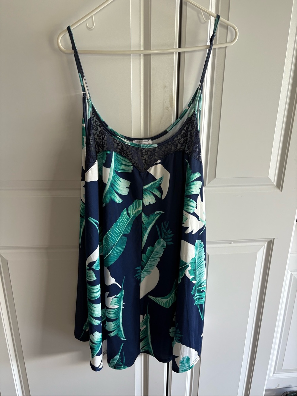 Ekouaer A-Line Leaf Print Black Lace Camisole - Size 2X